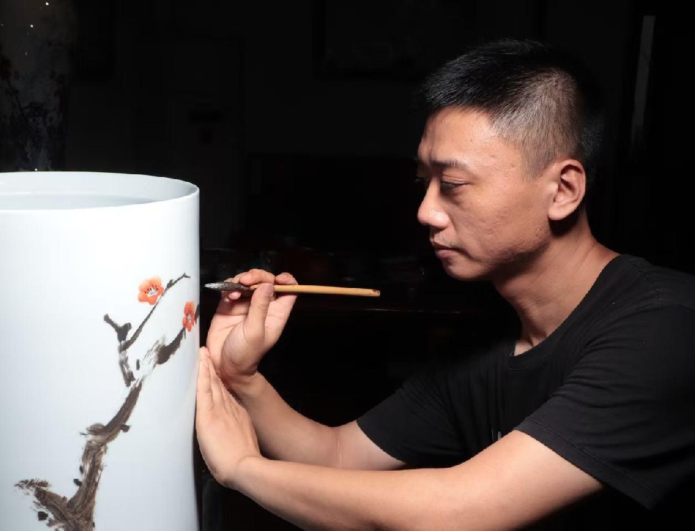 余效龍（國(guó)瓷紅葉畫院高級(jí)畫師）